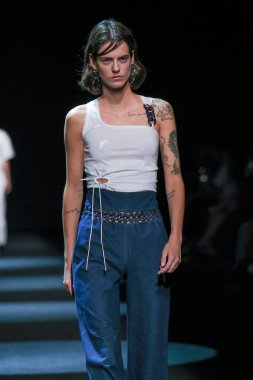 13 Eylül 2024 'te İspanya' nın IFERMA şehrinde Mercedes-Benz Moda Haftası sırasında Jc Pajares tarafından tasarlanmış bir tasarım giyen bir model podyumda yürüyor.