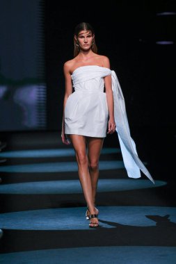 13 Eylül 2024 'te İspanya' nın IFERMA şehrinde Mercedes-Benz Moda Haftası sırasında Jc Pajares tarafından tasarlanmış bir tasarım giyen bir model podyumda yürüyor.