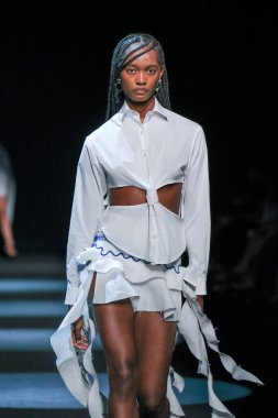 13 Eylül 2024 'te İspanya' nın IFERMA şehrinde Mercedes-Benz Moda Haftası sırasında Jc Pajares tarafından tasarlanmış bir tasarım giyen bir model podyumda yürüyor.