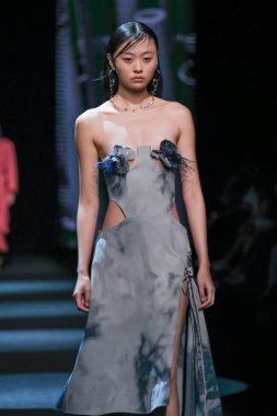 13 Eylül 2024 'te İspanya' nın IFERMA şehrinde Mercedes-Benz Moda Haftası sırasında Jc Pajares tarafından tasarlanmış bir tasarım giyen bir model podyumda yürüyor.