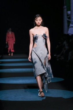 13 Eylül 2024 'te İspanya' nın IFERMA şehrinde Mercedes-Benz Moda Haftası sırasında Jc Pajares tarafından tasarlanmış bir tasarım giyen bir model podyumda yürüyor.