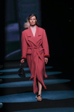 13 Eylül 2024 'te İspanya' nın IFERMA şehrinde Mercedes-Benz Moda Haftası sırasında Jc Pajares tarafından tasarlanmış bir tasarım giyen bir model podyumda yürüyor.