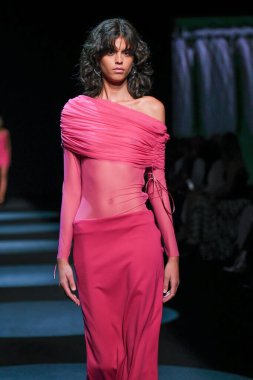 13 Eylül 2024 'te İspanya' nın IFERMA şehrinde Mercedes-Benz Moda Haftası sırasında Jc Pajares tarafından tasarlanmış bir tasarım giyen bir model podyumda yürüyor.