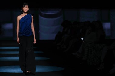 13 Eylül 2024 'te İspanya' nın IFERMA şehrinde Mercedes-Benz Moda Haftası sırasında Jc Pajares tarafından tasarlanmış bir tasarım giyen bir model podyumda yürüyor.