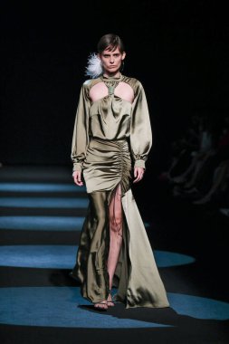 13 Eylül 2024 'te İspanya' nın IFERMA şehrinde Mercedes-Benz Moda Haftası sırasında Jc Pajares tarafından tasarlanmış bir tasarım giyen bir model podyumda yürüyor.