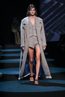 13 Eylül 2024 'te İspanya' nın IFERMA şehrinde Mercedes-Benz Moda Haftası sırasında Jc Pajares tarafından tasarlanmış bir tasarım giyen bir model podyumda yürüyor.