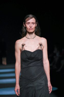 13 Eylül 2024 'te İspanya' nın IFERMA şehrinde Mercedes-Benz Moda Haftası sırasında Jc Pajares tarafından tasarlanmış bir tasarım giyen bir model podyumda yürüyor.