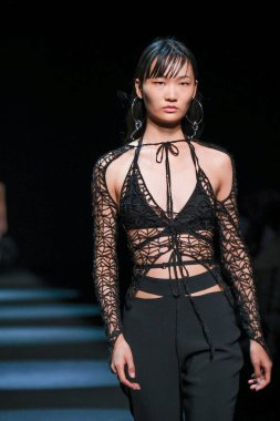 13 Eylül 2024 'te İspanya' nın IFERMA şehrinde Mercedes-Benz Moda Haftası sırasında Jc Pajares tarafından tasarlanmış bir tasarım giyen bir model podyumda yürüyor.