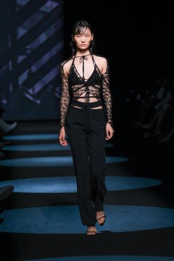 13 Eylül 2024 'te İspanya' nın IFERMA şehrinde Mercedes-Benz Moda Haftası sırasında Jc Pajares tarafından tasarlanmış bir tasarım giyen bir model podyumda yürüyor.