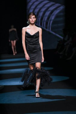 13 Eylül 2024 'te İspanya' nın IFERMA şehrinde Mercedes-Benz Moda Haftası sırasında Jc Pajares tarafından tasarlanmış bir tasarım giyen bir model podyumda yürüyor.