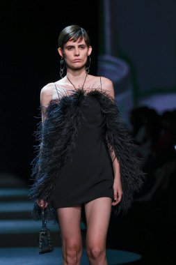 13 Eylül 2024 'te İspanya' nın IFERMA şehrinde Mercedes-Benz Moda Haftası sırasında Jc Pajares tarafından tasarlanmış bir tasarım giyen bir model podyumda yürüyor.