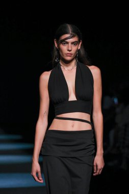 13 Eylül 2024 'te İspanya' nın IFERMA şehrinde Mercedes-Benz Moda Haftası sırasında Jc Pajares tarafından tasarlanmış bir tasarım giyen bir model podyumda yürüyor.