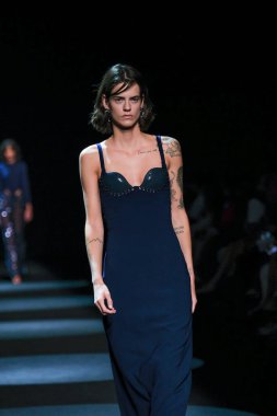 13 Eylül 2024 'te İspanya' nın IFERMA şehrinde Mercedes-Benz Moda Haftası sırasında Jc Pajares tarafından tasarlanmış bir tasarım giyen bir model podyumda yürüyor.