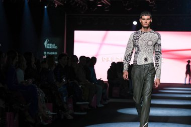 IFERMA 'da Mercedes-Benz Moda Haftası Madrid' de 14 Eylül 2024 'te Paloma Suarez' in tasarımını giyen bir model podyumda yürüyor.
