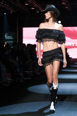 IFERMA 'da Mercedes-Benz Moda Haftası Madrid' de 14 Eylül 2024 'te Paloma Suarez' in tasarımını giyen bir model podyumda yürüyor.