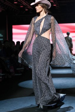 IFERMA 'da Mercedes-Benz Moda Haftası Madrid' de 14 Eylül 2024 'te Paloma Suarez' in tasarımını giyen bir model podyumda yürüyor.