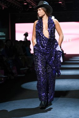 IFERMA 'da Mercedes-Benz Moda Haftası Madrid' de 14 Eylül 2024 'te Paloma Suarez' in tasarımını giyen bir model podyumda yürüyor.