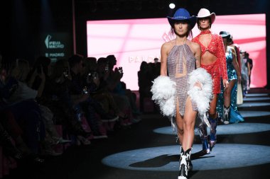 IFERMA 'da Mercedes-Benz Moda Haftası Madrid' de 14 Eylül 2024 'te Paloma Suarez' in tasarımını giyen bir model podyumda yürüyor.