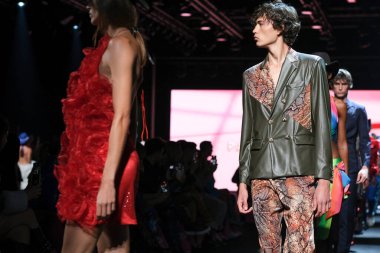 IFERMA 'da Mercedes-Benz Moda Haftası Madrid' de 14 Eylül 2024 'te Paloma Suarez' in tasarımını giyen bir model podyumda yürüyor.