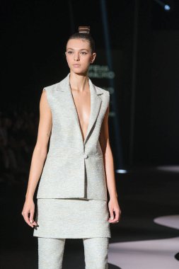 IFERMA 'da Mercedes-Benz Moda Haftası sırasında Fely Campo tarafından tasarlanmış bir tasarım giyen bir model podyumda yürüyor, 14 Eylül 2024 İspanya