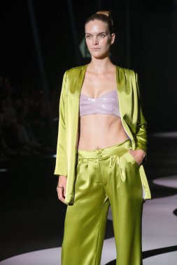 IFERMA 'da Mercedes-Benz Moda Haftası sırasında Fely Campo tarafından tasarlanmış bir tasarım giyen bir model podyumda yürüyor, 14 Eylül 2024 İspanya