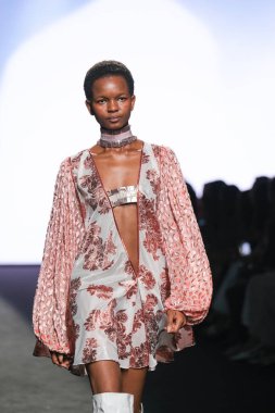 IFERMA 'da Mercedes-Benz Moda Haftası sırasında CUSTO BARCELONA tarafından tasarlanmış bir tasarım giyen bir model podyumda yürüyor, 14 Eylül 2024 İspanya