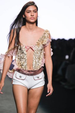 IFERMA 'da Mercedes-Benz Moda Haftası sırasında CUSTO BARCELONA tarafından tasarlanmış bir tasarım giyen bir model podyumda yürüyor, 14 Eylül 2024 İspanya