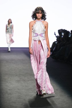 IFERMA 'da Mercedes-Benz Moda Haftası sırasında CUSTO BARCELONA tarafından tasarlanmış bir tasarım giyen bir model podyumda yürüyor, 14 Eylül 2024 İspanya