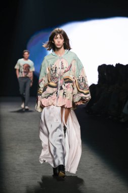 IFERMA 'da Mercedes-Benz Moda Haftası sırasında CUSTO BARCELONA tarafından tasarlanmış bir tasarım giyen bir model podyumda yürüyor, 14 Eylül 2024 İspanya