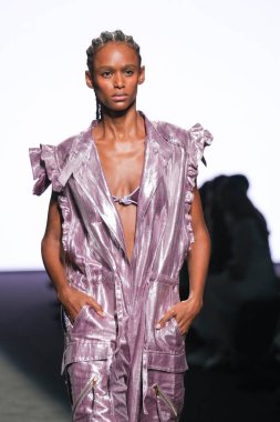 IFERMA 'da Mercedes-Benz Moda Haftası sırasında CUSTO BARCELONA tarafından tasarlanmış bir tasarım giyen bir model podyumda yürüyor, 14 Eylül 2024 İspanya