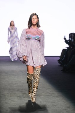 IFERMA 'da Mercedes-Benz Moda Haftası sırasında CUSTO BARCELONA tarafından tasarlanmış bir tasarım giyen bir model podyumda yürüyor, 14 Eylül 2024 İspanya