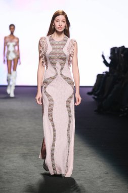 IFERMA 'da Mercedes-Benz Moda Haftası sırasında CUSTO BARCELONA tarafından tasarlanmış bir tasarım giyen bir model podyumda yürüyor, 14 Eylül 2024 İspanya