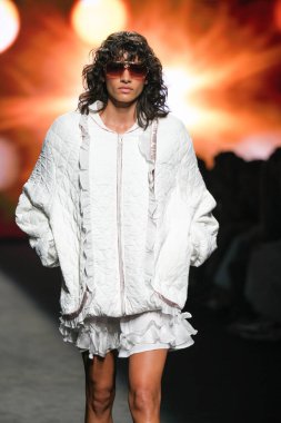 IFERMA 'da Mercedes-Benz Moda Haftası sırasında CUSTO BARCELONA tarafından tasarlanmış bir tasarım giyen bir model podyumda yürüyor, 14 Eylül 2024 İspanya