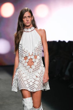 IFERMA 'da Mercedes-Benz Moda Haftası sırasında CUSTO BARCELONA tarafından tasarlanmış bir tasarım giyen bir model podyumda yürüyor, 14 Eylül 2024 İspanya