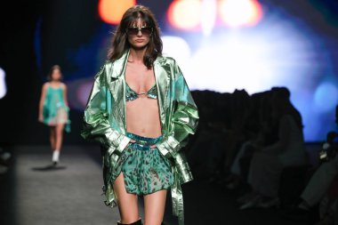 IFERMA 'da Mercedes-Benz Moda Haftası sırasında CUSTO BARCELONA tarafından tasarlanmış bir tasarım giyen bir model podyumda yürüyor, 14 Eylül 2024 İspanya