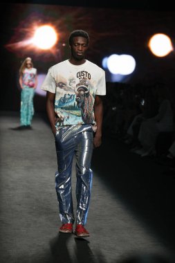 IFERMA 'da Mercedes-Benz Moda Haftası sırasında CUSTO BARCELONA tarafından tasarlanmış bir tasarım giyen bir model podyumda yürüyor, 14 Eylül 2024 İspanya