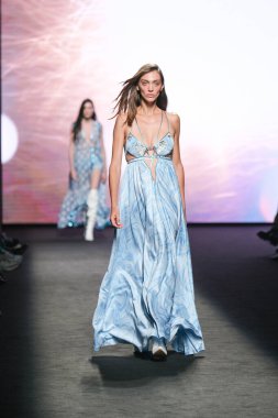 IFERMA 'da Mercedes-Benz Moda Haftası sırasında CUSTO BARCELONA tarafından tasarlanmış bir tasarım giyen bir model podyumda yürüyor, 14 Eylül 2024 İspanya