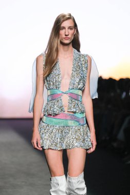 IFERMA 'da Mercedes-Benz Moda Haftası sırasında CUSTO BARCELONA tarafından tasarlanmış bir tasarım giyen bir model podyumda yürüyor, 14 Eylül 2024 İspanya