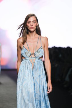 IFERMA 'da Mercedes-Benz Moda Haftası sırasında CUSTO BARCELONA tarafından tasarlanmış bir tasarım giyen bir model podyumda yürüyor, 14 Eylül 2024 İspanya