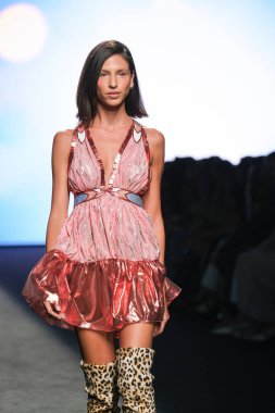 IFERMA 'da Mercedes-Benz Moda Haftası sırasında CUSTO BARCELONA tarafından tasarlanmış bir tasarım giyen bir model podyumda yürüyor, 14 Eylül 2024 İspanya