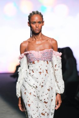 IFERMA 'da Mercedes-Benz Moda Haftası sırasında CUSTO BARCELONA tarafından tasarlanmış bir tasarım giyen bir model podyumda yürüyor, 14 Eylül 2024 İspanya