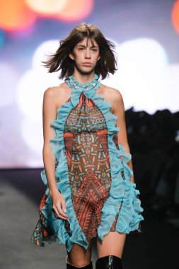 IFERMA 'da Mercedes-Benz Moda Haftası sırasında CUSTO BARCELONA tarafından tasarlanmış bir tasarım giyen bir model podyumda yürüyor, 14 Eylül 2024 İspanya