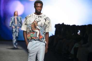 IFERMA 'da Mercedes-Benz Moda Haftası sırasında CUSTO BARCELONA tarafından tasarlanmış bir tasarım giyen bir model podyumda yürüyor, 14 Eylül 2024 İspanya