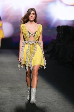 IFERMA 'da Mercedes-Benz Moda Haftası sırasında CUSTO BARCELONA tarafından tasarlanmış bir tasarım giyen bir model podyumda yürüyor, 14 Eylül 2024 İspanya