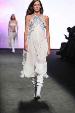 IFERMA 'da Mercedes-Benz Moda Haftası sırasında CUSTO BARCELONA tarafından tasarlanmış bir tasarım giyen bir model podyumda yürüyor, 14 Eylül 2024 İspanya