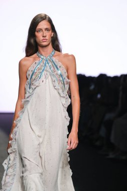 IFERMA 'da Mercedes-Benz Moda Haftası sırasında CUSTO BARCELONA tarafından tasarlanmış bir tasarım giyen bir model podyumda yürüyor, 14 Eylül 2024 İspanya