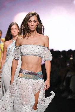 IFERMA 'da Mercedes-Benz Moda Haftası sırasında CUSTO BARCELONA tarafından tasarlanmış bir tasarım giyen bir model podyumda yürüyor, 14 Eylül 2024 İspanya