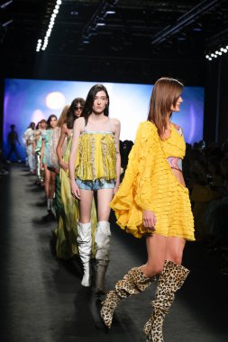 IFERMA 'da Mercedes-Benz Moda Haftası sırasında CUSTO BARCELONA tarafından tasarlanmış bir tasarım giyen bir model podyumda yürüyor, 14 Eylül 2024 İspanya