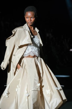 IFERMA 'da Mercedes-Benz Moda Haftası Madrid' de 14 Eylül 2024 'te YOLANCRIS tarafından tasarlanmış bir tasarım giyen bir model podyumda yürüyor.