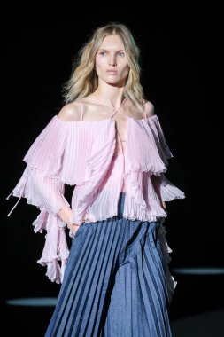 IFERMA 'da Mercedes-Benz Moda Haftası Madrid' de 14 Eylül 2024 'te YOLANCRIS tarafından tasarlanmış bir tasarım giyen bir model podyumda yürüyor.